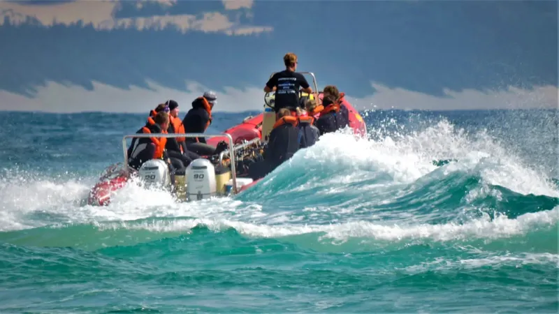 Groupe de personnes à bord d'un bateau semi-rigide en pleine mer