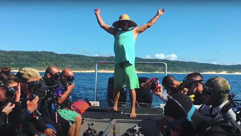 Plongeurs équipés sur un bateau avec un instructeur enthousiaste