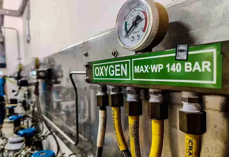 Installation de distribution d'oxygène avec manomètre et raccords jaunes
