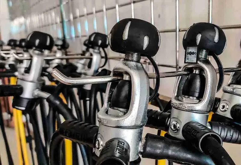 Rangée de détendeurs de plongée suspendus sur un étagère métallique