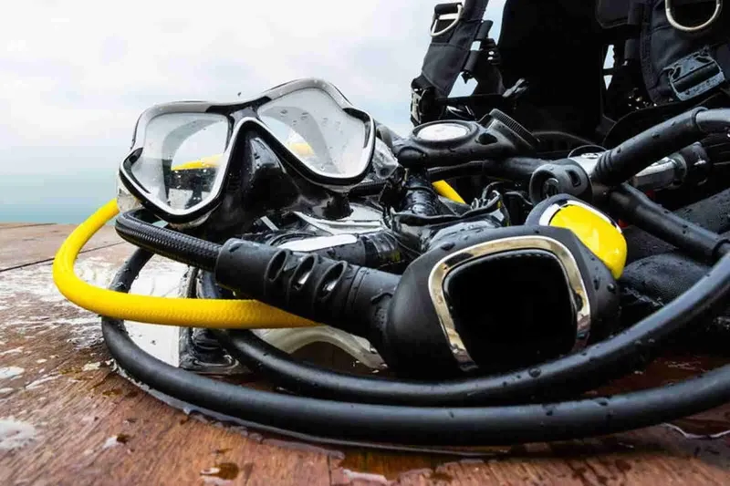 Equipement de plongée : masque, détendeur, gilet et ordinateur de plongée