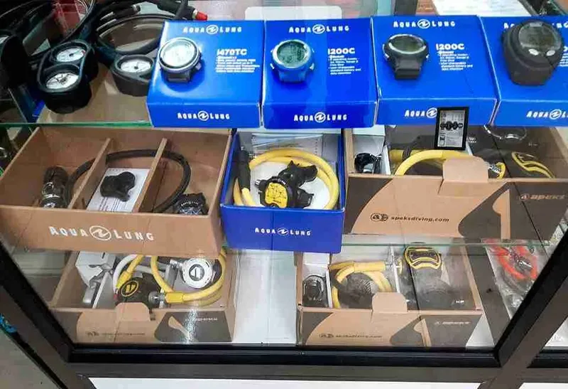 Detendeurs et manomètres Aqua Lung dans une vitrine de magasin
