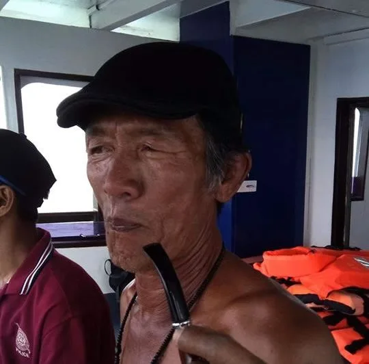 Portrait d'un homme plus âgé sur un bateau de plongée en Asie