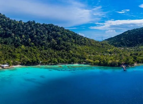 Vue aérienne d'une plage tropicale avec un bateau amarré