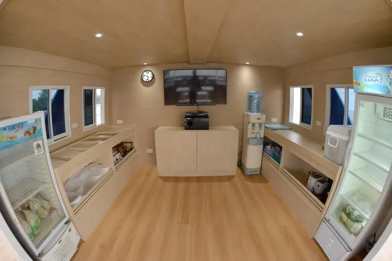 Interieur d'un local de centre de plongee lumineux et bien aménagé