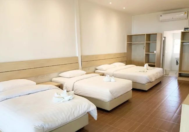 Chambre d'hôtel avec lits simples, décoration sobre et climatisation