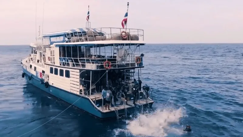 Grand bateau de plongée en mer avec des plongeurs préparant leur descente