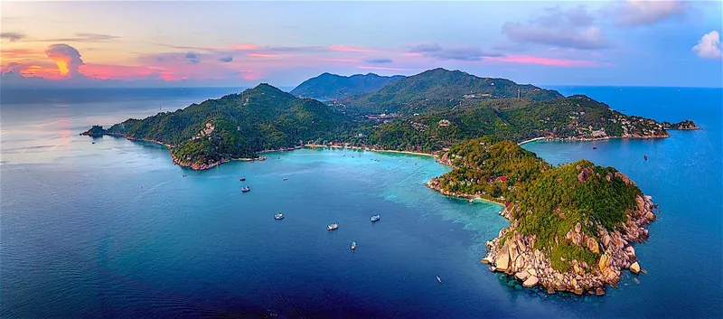 Vue aérienne d'une île tropicale avec des bateaux dans la baie