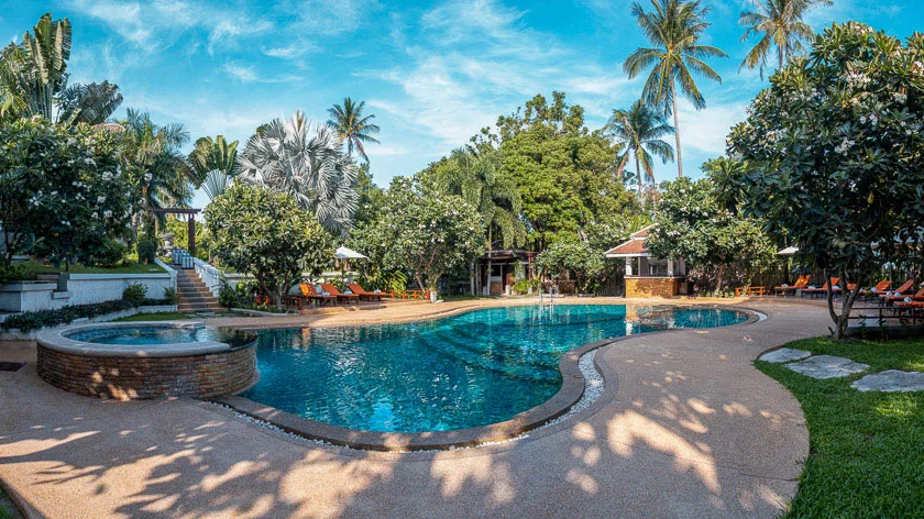 Piscine extérieure d'un centre de plongée entourée de végétation luxuriante