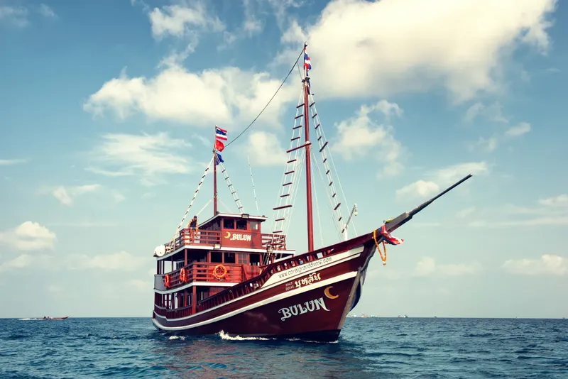 Grand bateau de plongée rouge et blanc navigue sur une mer bleue