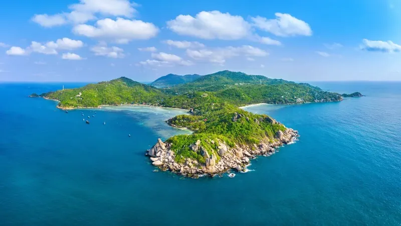 Vue aérienne d'une île tropicale avec des plages et des bateaux