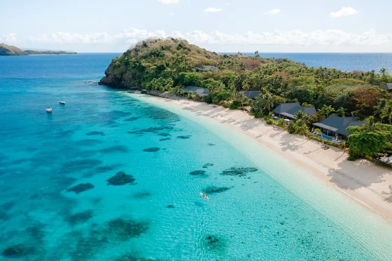 Vue aérienne d'une plage tropicale avec des personnes dans l'eau