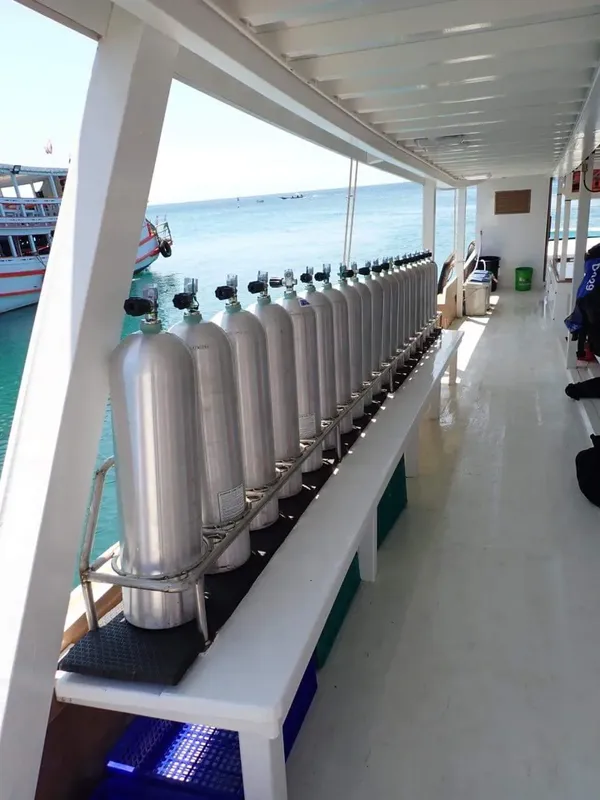 Rangée de bouteilles de plongée sur un bateau en mer