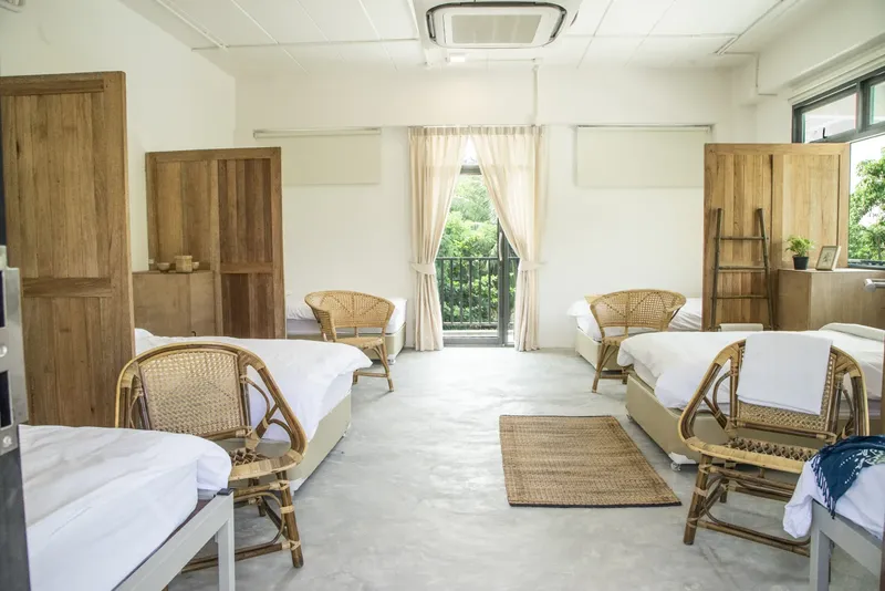 Dortoir avec lits simples en bois et décoration minimaliste lumineuse