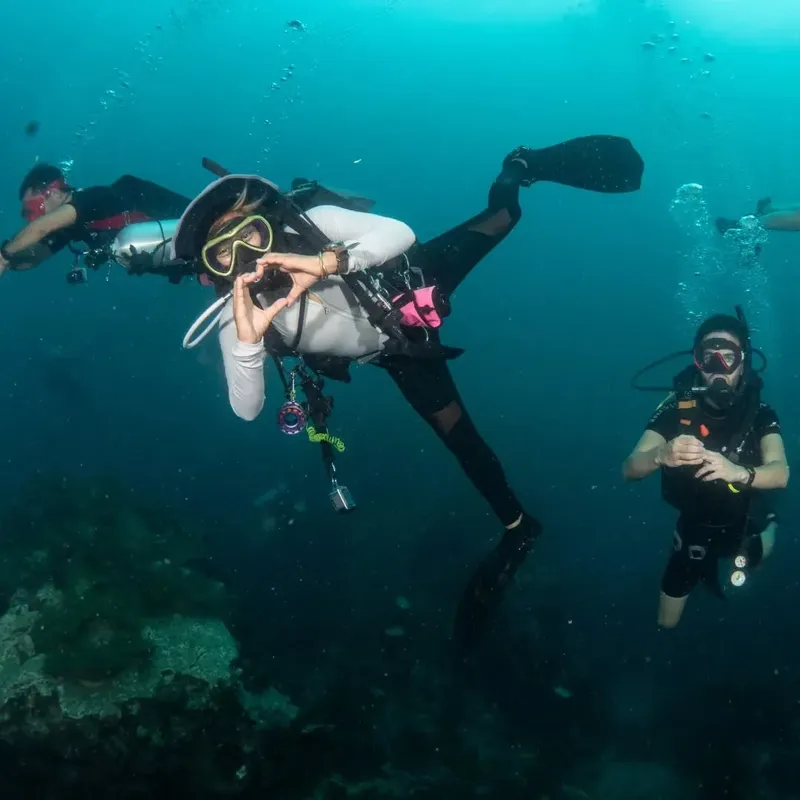 Plongeurs en immersion, communication sous-marine, exploration aquatique, ambiance sereine
