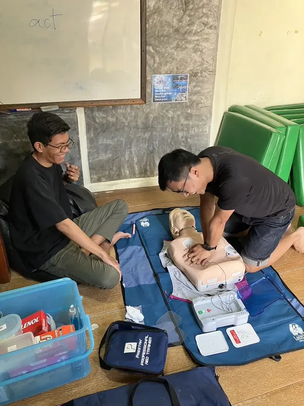 Formation premiers secours : deux personnes s'entrainent avec un mannequin