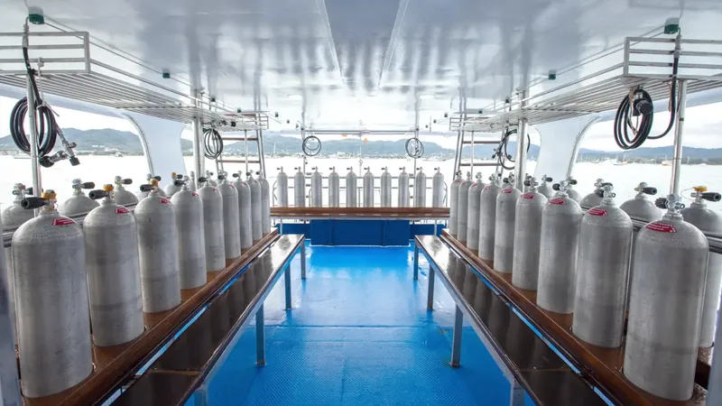 Rangées de bouteilles de plongée à bord d'un bateau en mer