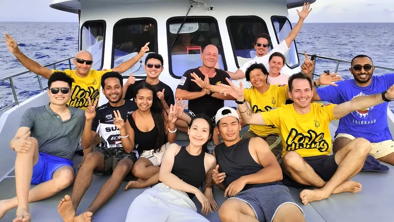Groupe de personnes souriantes sur un bateau en mer, ambiance joyeuse