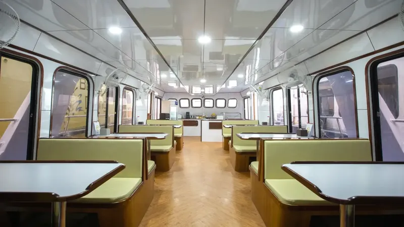 Intérieur d'un bateau de plongée avec banquettes, tables et comptoir