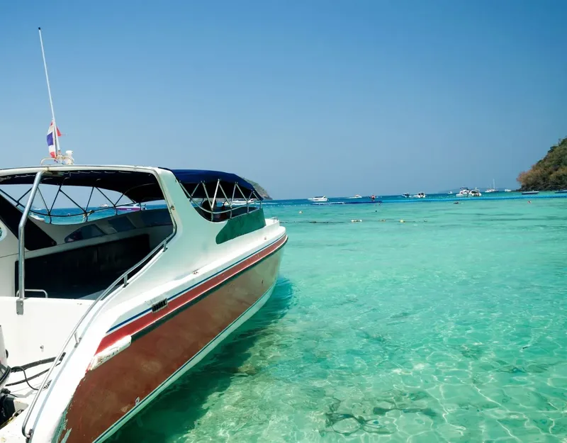 Bateau rapide amarré dans une eau turquoise claire et ensoleillée