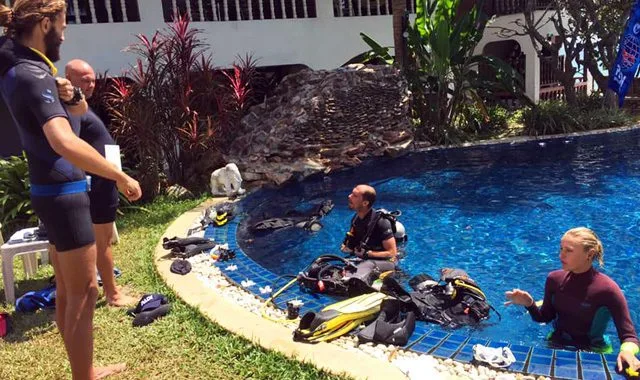 Formation plongée en piscine avec instructeurs et équipement complet