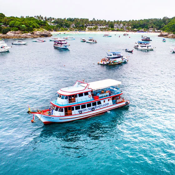 Vue aérienne d'un bateau de plongée en mer avec des passagers