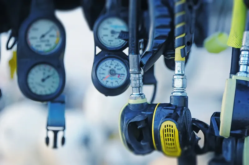 Equipement de plongée : manomètres, détendeurs et flexibles connectés