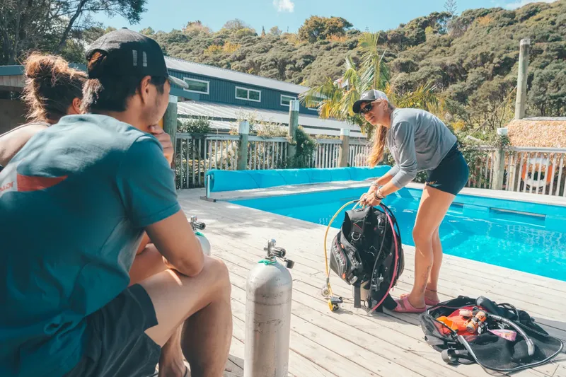 Préparation du matériel de plongée près d'une piscine en extérieur