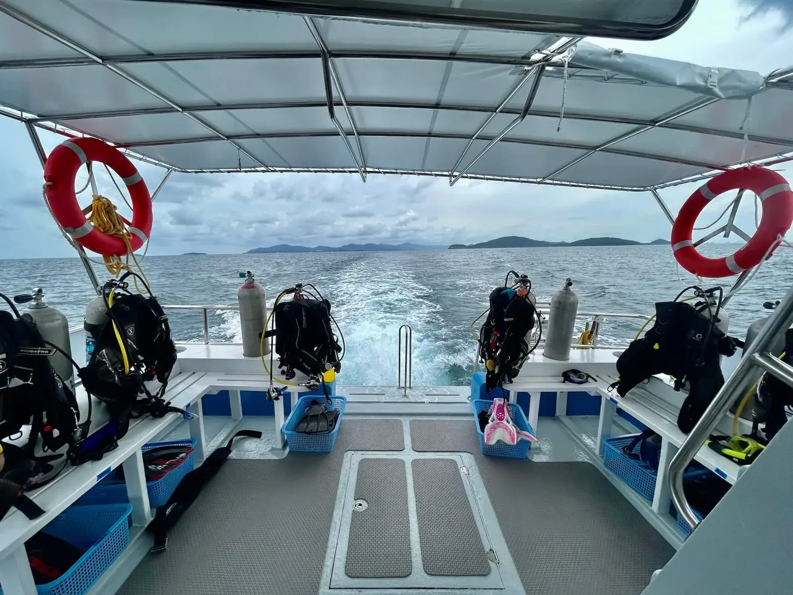 Bateau de plongée avec équipement, vue sur la mer et l'arrière
