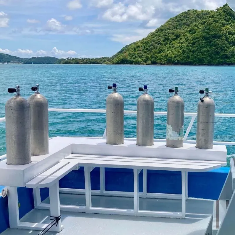 Bouteilles de plongée alignées sur le pont d'un bateau en mer