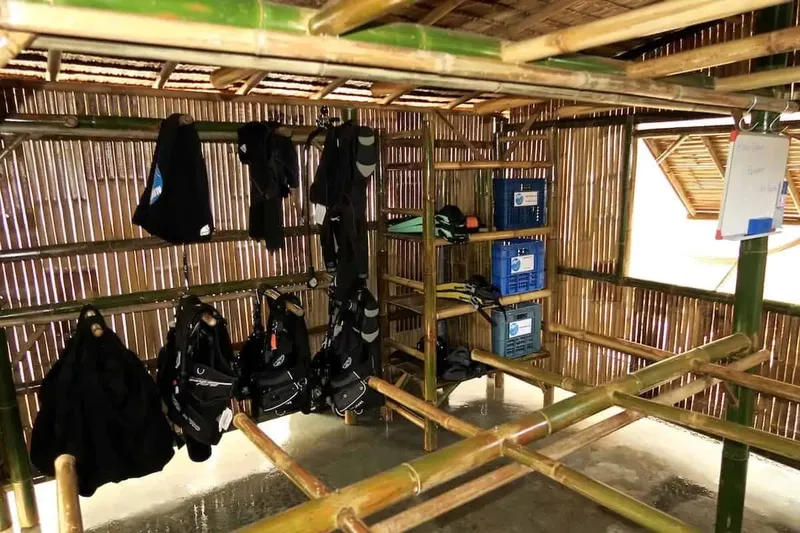 Equipement de plongée suspendu dans un abri en bambou ouvert