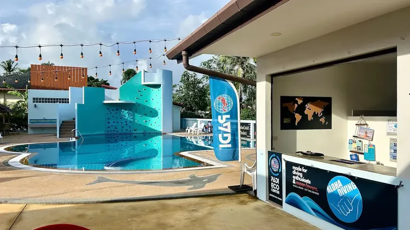 Piscine d'entraînement plongée, comptoir d'accueil et enseigne PADI visible