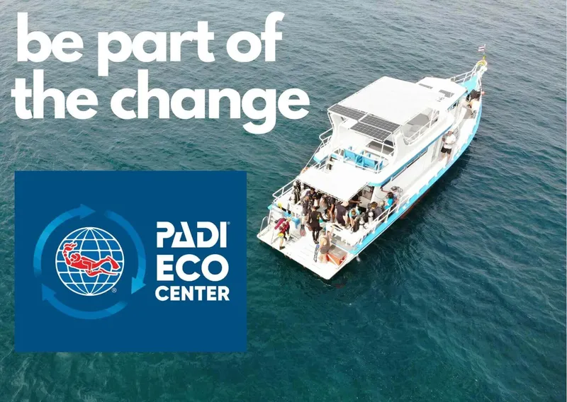 Bateau de plongée avec des personnes à bord et logo PADI Eco Center