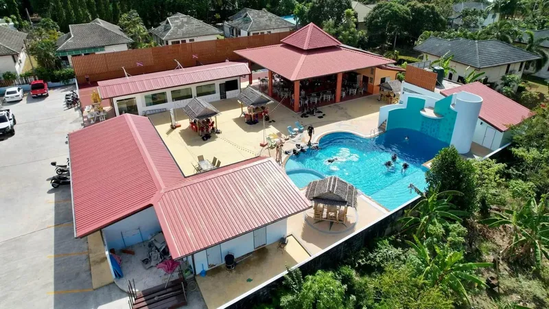 Vue aérienne d'un centre de plongée avec piscine et personnes