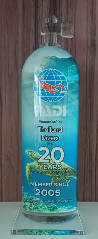 Bouteille de plongée PADI décorée pour récompenser un centre thaïlandais