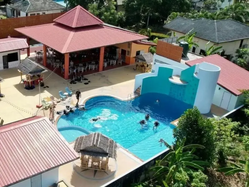 Vue aérienne d'une piscine avec des personnes en équipement de plongée