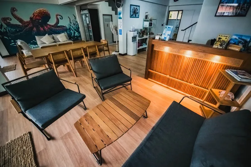 Espace d'accueil lumineux avec mobilier moderne et décoration marine