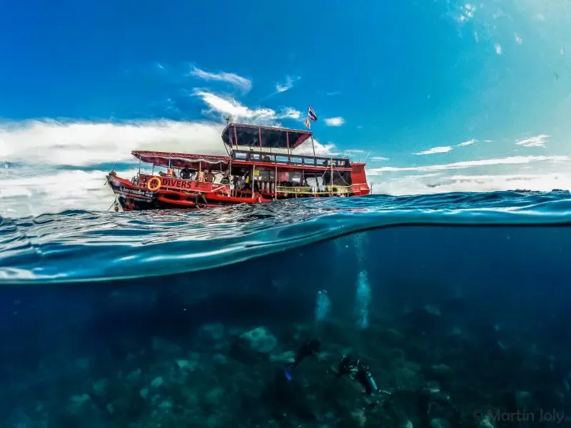 Bateau de plongée à moitié immergé, vue sur l'eau et le fond marin