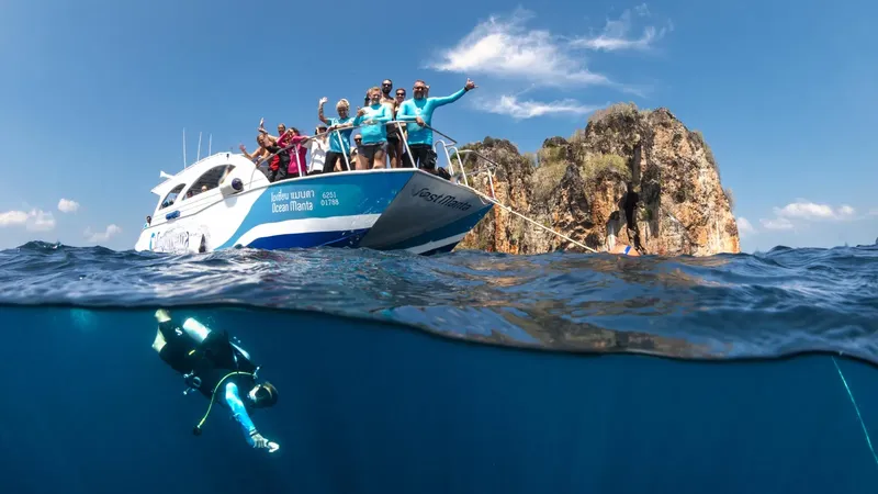 Groupe de plongeurs sur un bateau, un plongeur explore les profondeurs