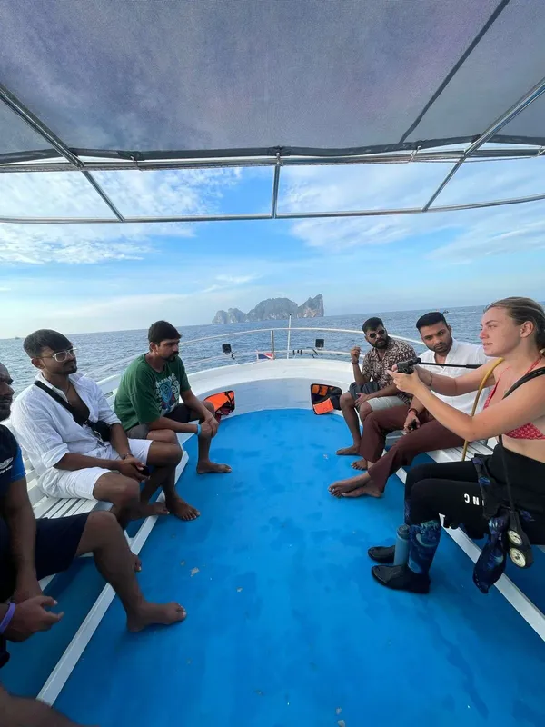 Groupe de personnes assises sur un bateau en mer, voyage en plongée