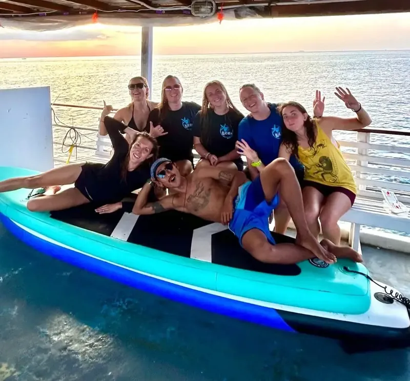 Groupe de jeunes adultes souriants sur un bateau en mer