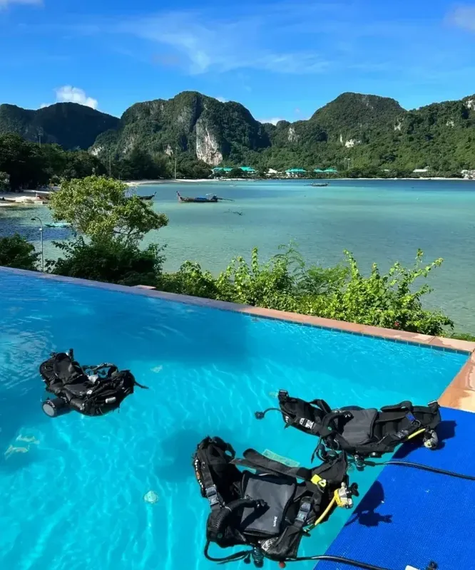 Equipement de plongée au bord d'une piscine avec vue sur mer