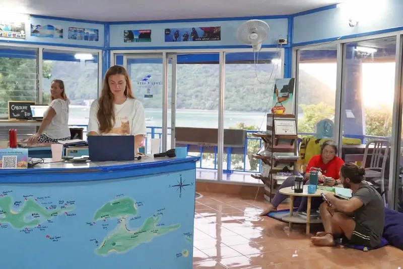 Intérieur d'un centre de plongée avec personnel et clients assis