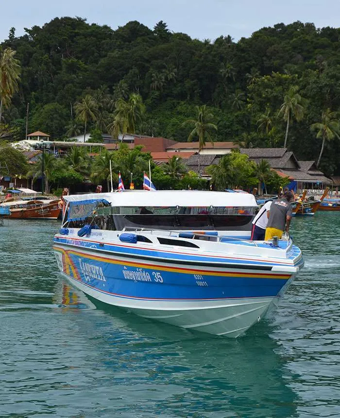 Bateau de transport de passagers naviguant sur une eau turquoise