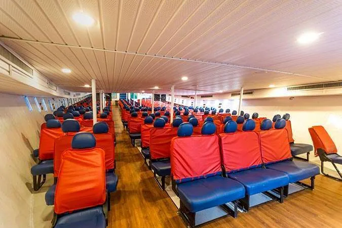 Intérieur d'un bateau de plongée avec des sièges rouges et bleus