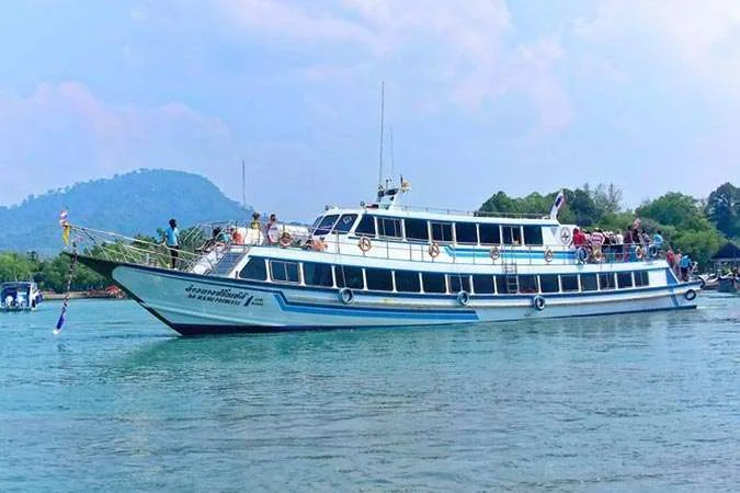 Grand bateau de plaisance avec des passagers, en mer, paysage tropical