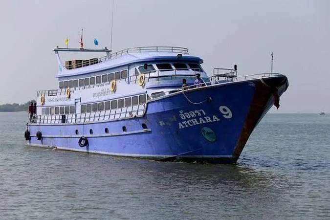 Grand bateau bleu à deux ponts navigue sur une eau calme