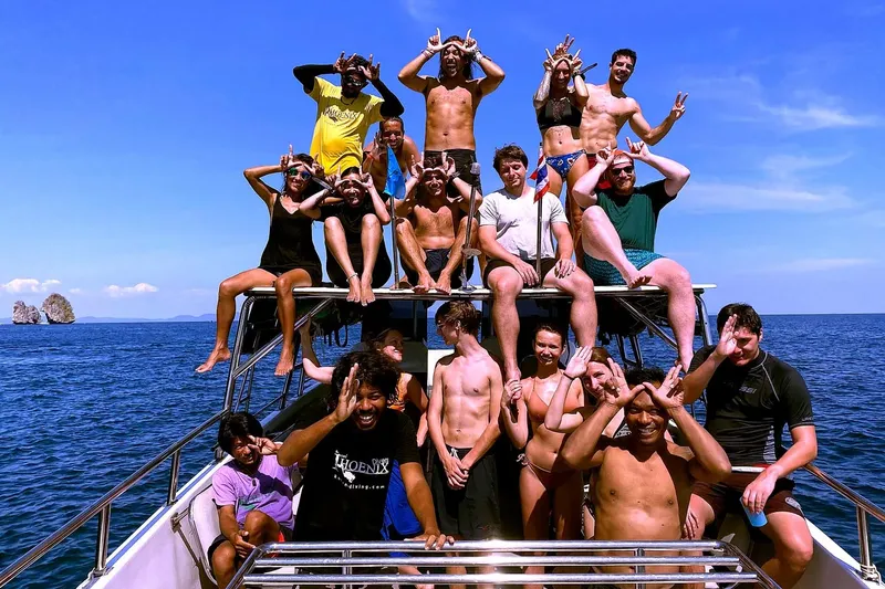 Groupe de plongeurs souriants et joyeux sur un bateau en mer