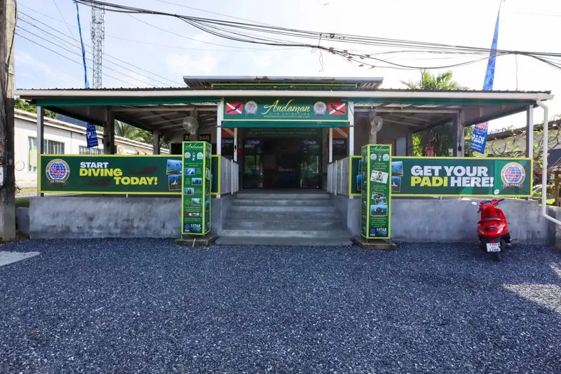 Façade d'un centre de plongée avec enseignes et publicités colorées