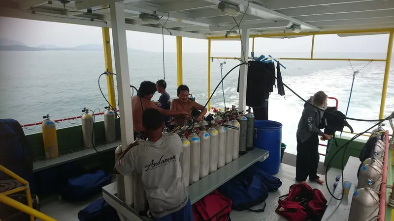 Plongeurs préparant l'équipement sur le pont d'un bateau en mer